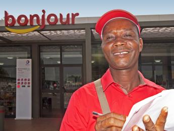 n-service Totsi à Lomé, au Togo
Description : Un employé de la station-service Totsi à Lomé. À l'arrière plan, la boutique Bonjour.
